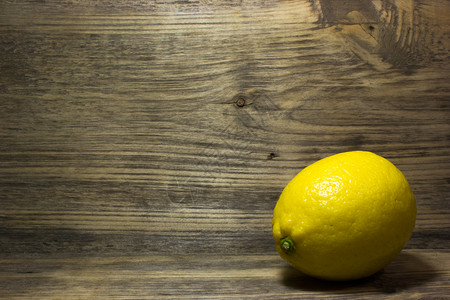 木制的一个黄色柠檬在木制背景上无文字空间木头酸的图片