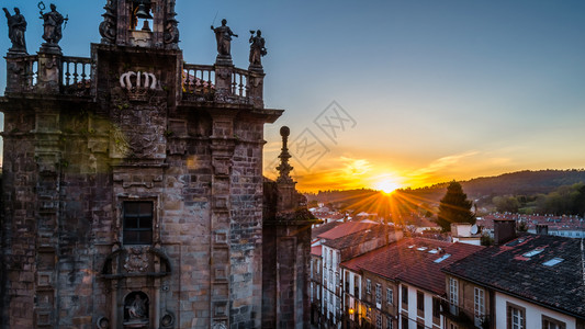 西班牙北部加利亚日落时圣地哥德孔波斯特拉的景象城市太阳景观图片