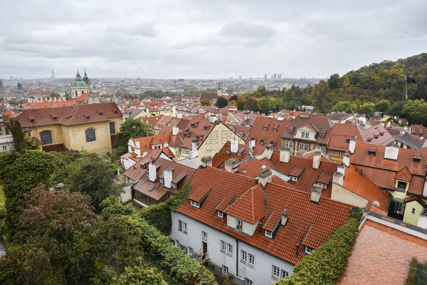 十月捷克布拉格20年1月8日布拉格市中心旧红屋顶和捷克共国布拉格老城阿西古圣弗朗斯教堂的壮丽景色布拉格市中心旧红屋顶和阿西古圣方图片