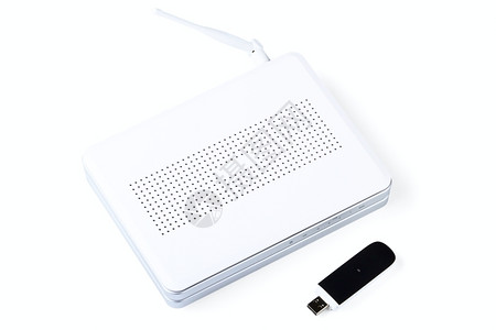 电子的适配器白色无线路由和usb调制解器在白色背景上被孤立联网图片