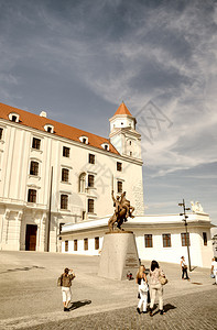 斯洛伐克首都布拉迪斯发的白色城堡旅游市景观布拉迪斯夫基图片