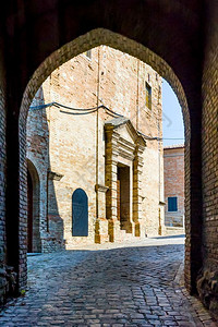 砖拱门萨卢德西奥的二级入口蒙特费尔罗的一个中世纪小镇位于艾米利亚罗马涅地区位于里米尼和乌尔比诺之间教堂的门出现在背景中再生58皮背景图片