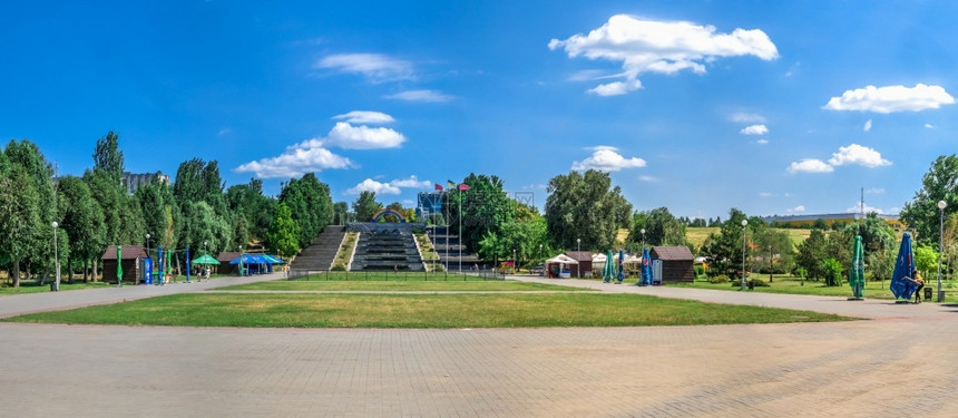 Zaporozhye乌克兰0721Voznesenovsky公园的彩虹喷泉库在乌克兰Zaporozhye的一个阳光明媚夏日清晨喷图片