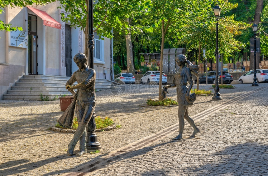 目的地恋人在摩尔多瓦基希讷乌的一条行人街道上爱的雕塑在摩尔多瓦基什尼约夫Kishinyov一个阳光明媚的秋天基希涅夫图片