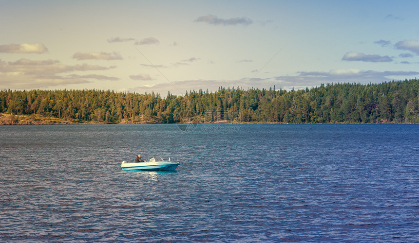 环境天夏日在湖边钓鱼的渔船夫蓝色图片
