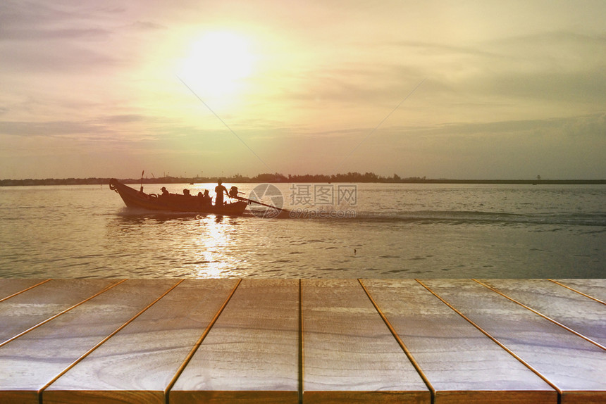 木头亚洲日落空制桌间平台和海上及天空背景的船用于产品显示蒙戴布置的木板表格图片