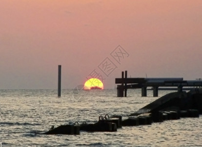 海滨结尾环太阳在黑海上坠落液体图片