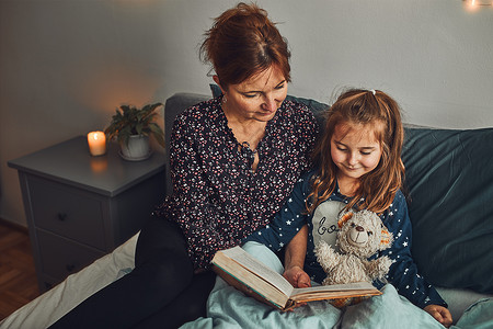 喜悦自在为了妈睡前床上给女儿看书睡前读故事给孩子听睡前故事图片