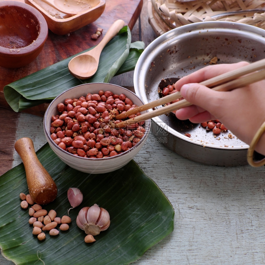 越南吃零食烤花生和红辣椒大蒜盐美味的饮食豌豆干燥坚果图片