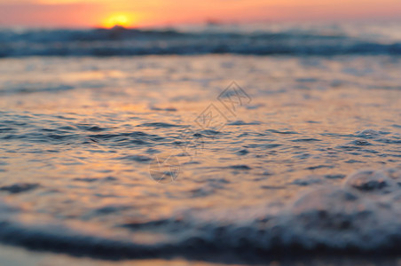 风景宁静波浪海上日落中的出上落图片