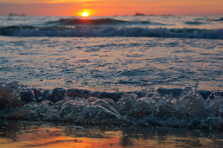 海洋上日落浪中的出上落浪潮地平线图片