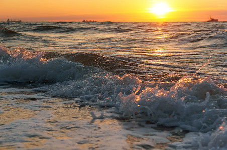 天堂海上日落浪中的出上落蓝色海岸图片