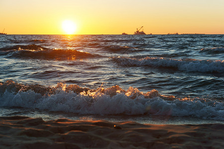 浪潮海上日落浪中的出上落放松洋图片