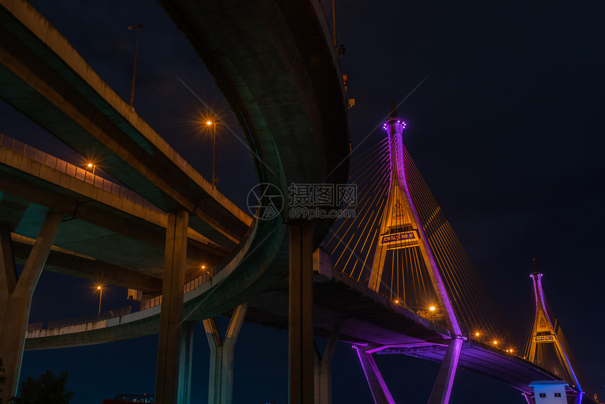 2019年布密尔大桥又称工业环的暮光场景也称为工业环桥是13公里外的一部分跨越恰佛拉亚河两度的桥夜晚曲线联系图片