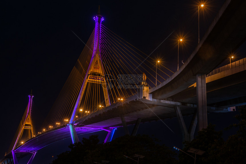 工业的灯光美丽2019年布密尔大桥又称工业环的暮光场景也称为工业环桥是13公里外的一部分跨越恰佛拉亚河两度的桥图片