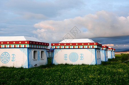 白色蒙古帐篷或草地上的雪鼠建筑学旅行游草原高清图片素材