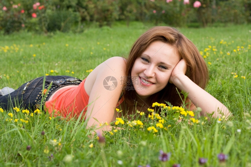 年轻的绿草上美丽女孩晴天可爱图片