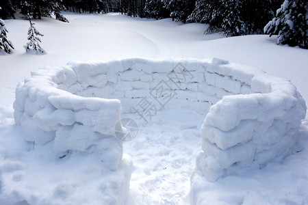 玩冬季雪堡风景节年轻的高清图片