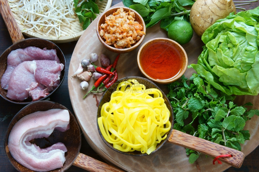 著名的炒猪肉沙拉蔬菜辣椒柠檬黄面干虾光等原料和饲是越南著名食品非常美味挂面米图片
