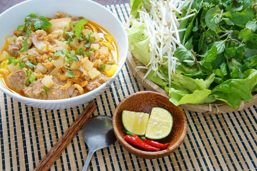 美味的亚洲炒猪肉沙拉蔬菜辣椒柠檬黄面干虾光等原料和饲是越南著名食品非常美味越南语图片