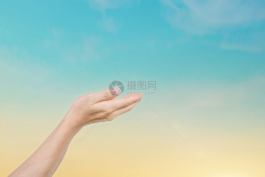 成功人们类的双手伸向天空日落背景希望概念蓝色的图片