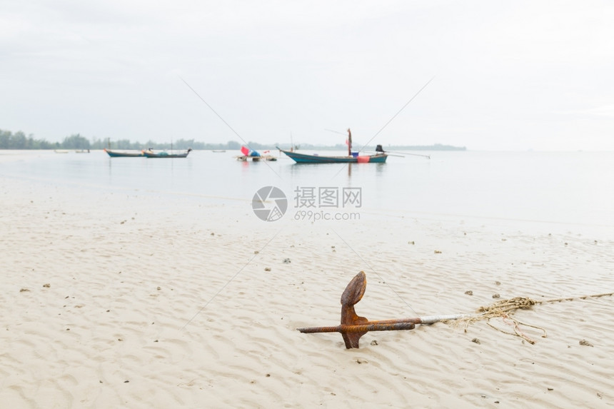 海岸渔夫日落小船停靠在海边的小渔船停靠在海边图片