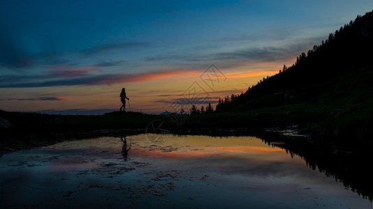 日落时单独朝圣在湖边一个有童话故事色彩的湖附近旅行上帝冥想图片