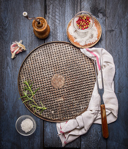 烘烤盘子用餐巾纸叉和香料在生木背景上制成的钢铁烤盘油炸图片
