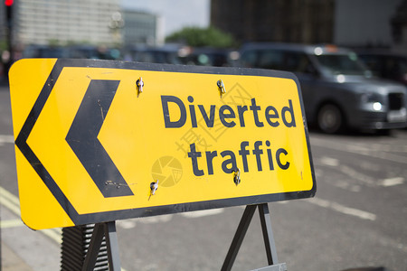 车伦敦黄色路标与箭头分流交通黄色路标与箭头分流交通作品图片
