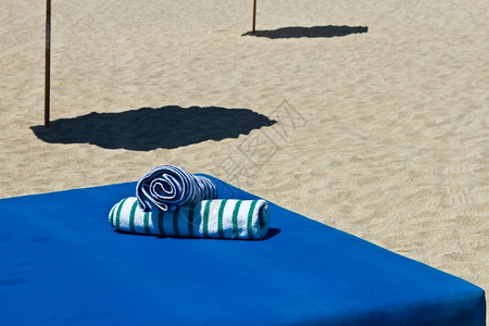 宁静海滩度假胜地的毛巾目地滨图片