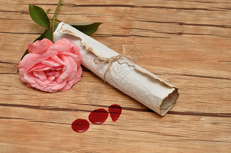白色的邮件一卷纸绑在绳子上粉红玫瑰和三滴血一种背景图片
