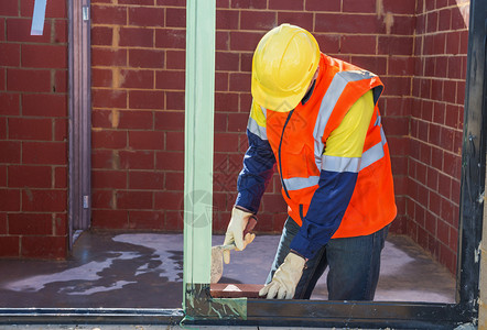 职业油灰在房屋建筑工地施的石人从事住房建筑工地程的泥瓦窗户图片