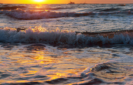 海洋阳光地平线波罗的海日落美丽出和海浪美丽的日出和海浪波罗的日落图片