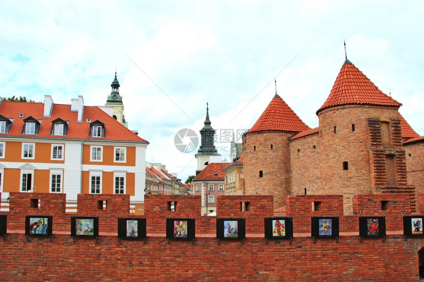 欧洲的华沙有塔城堡垒由红砖墙构成有塔和大门的堡垒墙波兰首都的历史建筑波兰首都的历史建筑旅游城市图片