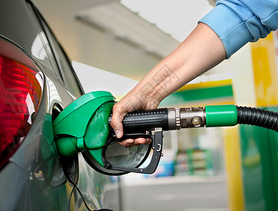 商业的燃料a在加油站的汽车人员图片