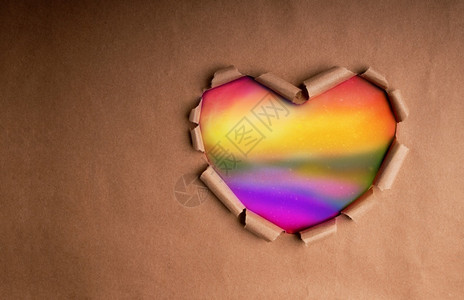 性欲减退墙社区颜色LGBTQI概念工艺纸作为彩虹心形色骄傲月象征背景