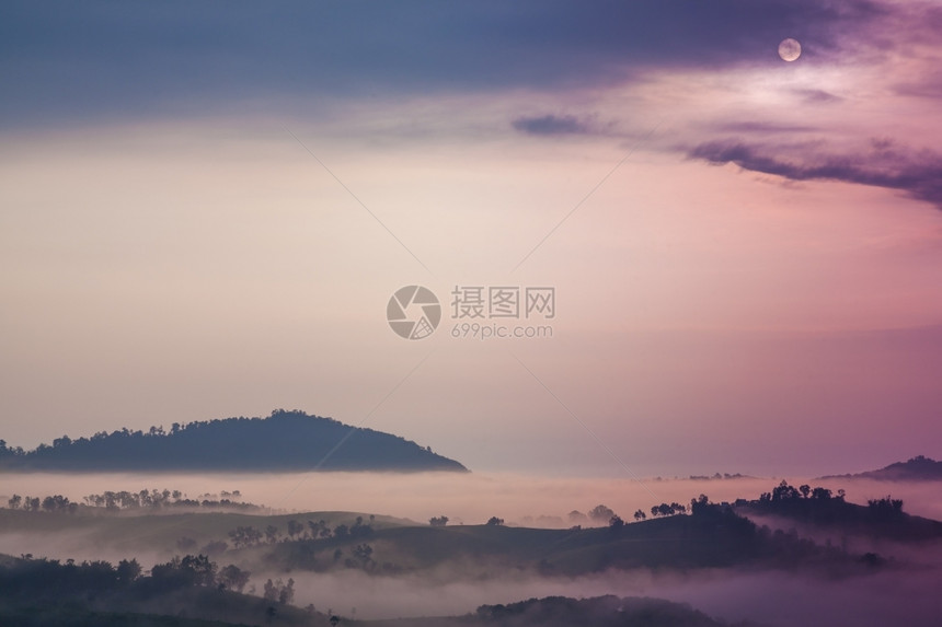 日出雾在早晨覆盖山岳和林夏天植物泰国图片