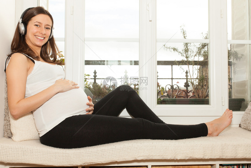 白种人孕妇休息时间健康肚子图片