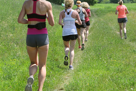 活力耐团体户外跨国跑家在大自然中活动的青年跃人群体跨境跑家和国界图片