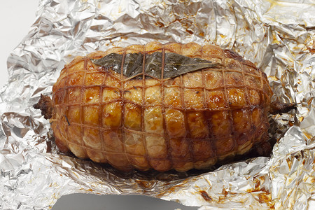 锡纸包裹的烤猪肉图片