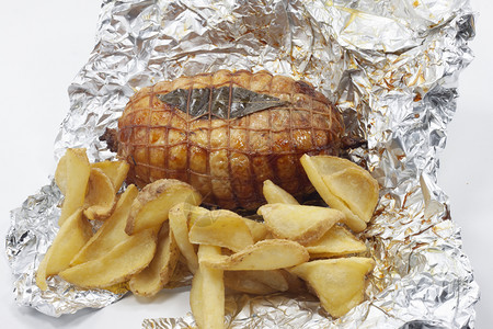 锡纸包裹的烤猪肉和土豆图片