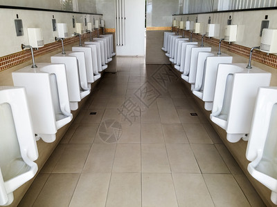 在清洁公共洗手间排白小便池地面尿男卫生间高清图片素材