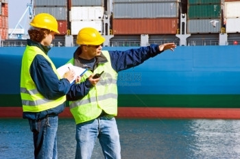 服用两个在工业港务的多克人给指示把它们写下来出口安全图片