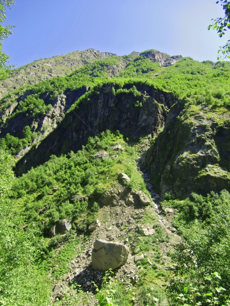 危险高加索山脉和明蓝天空下森林的清蓝天空户外积极的图片