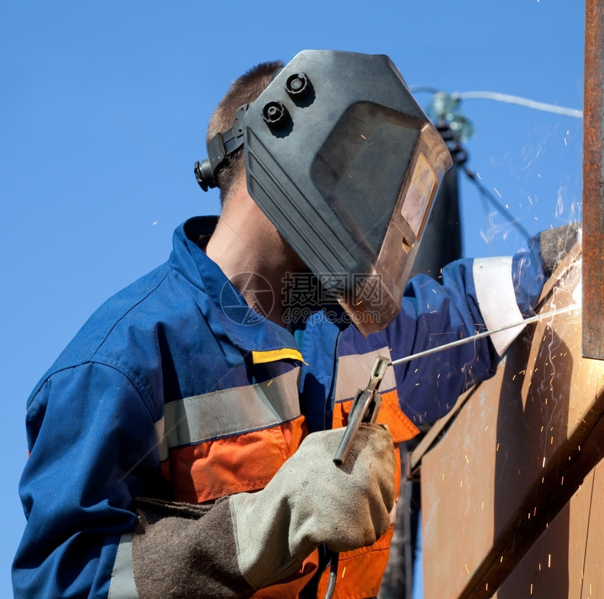 力量在户外工作时戴面罩的焊接工具制造业图片