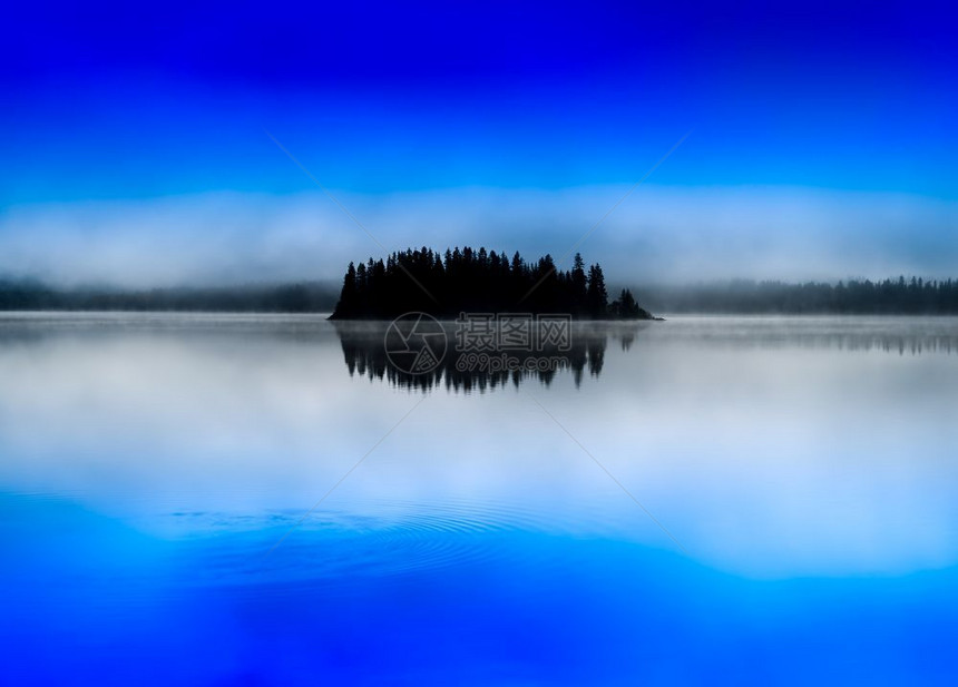 作品挪威以岛雾湖为中心黑色的北极图片