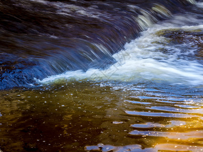 溅棕色的风景优美小河瀑布的和泡沫封合的小型阈值图片