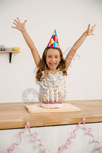 童年一个快乐的轻女孩庆祝她的生日照片漂亮微笑图片