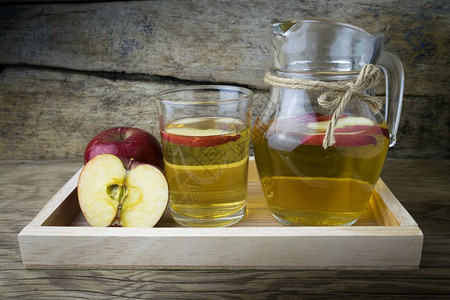 吃木制桌上的苹果汁和季节红色的图片