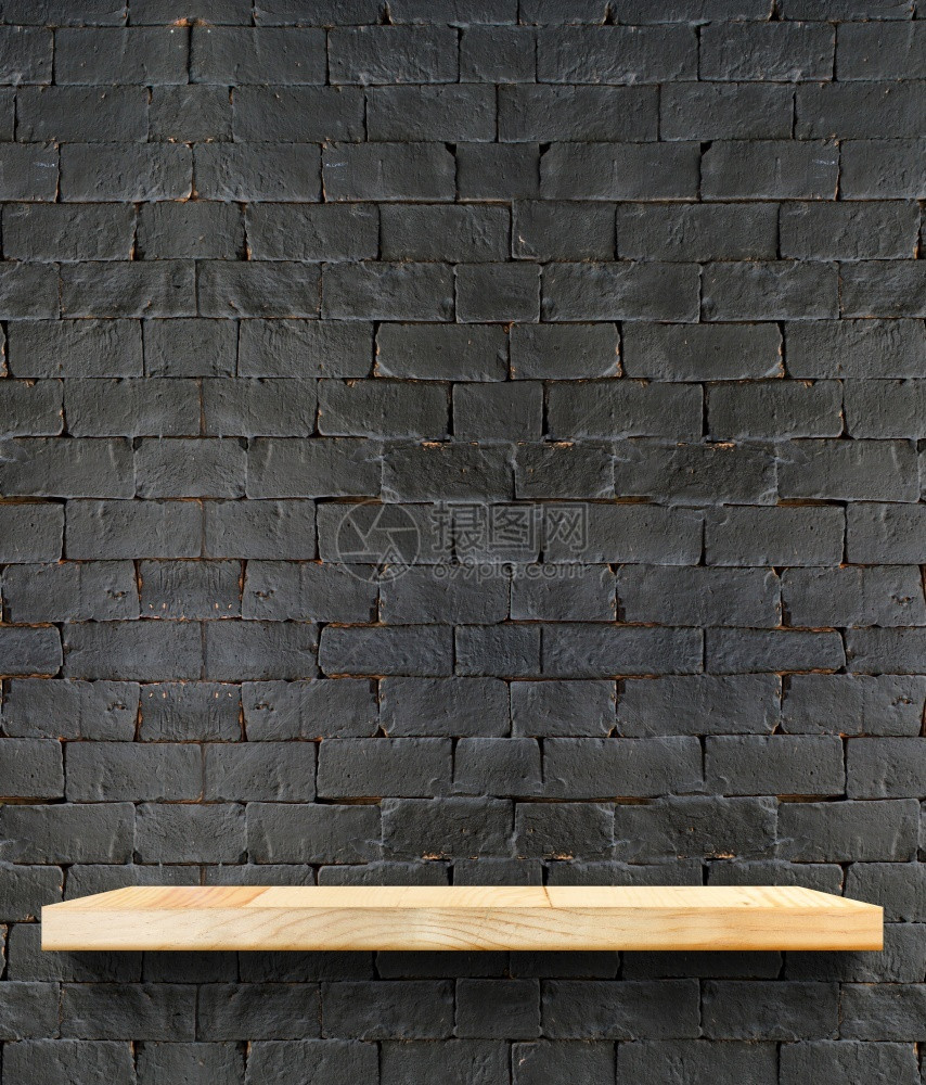 黑砖墙上的空木制架子Template模拟显示产品商业展广告黑色的房间图片